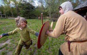 Voksen ridder i kamp med barn