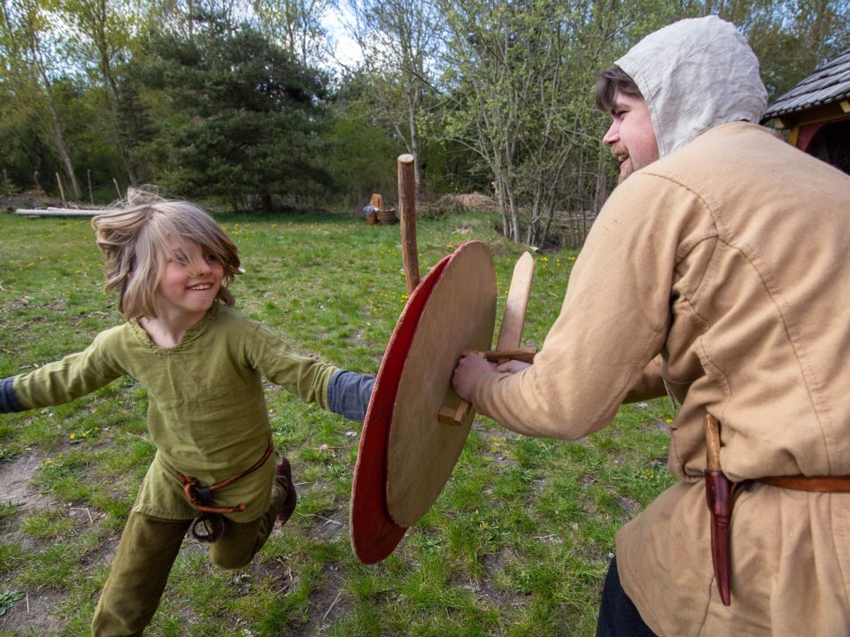 Barn og voksen laver krigertræning
